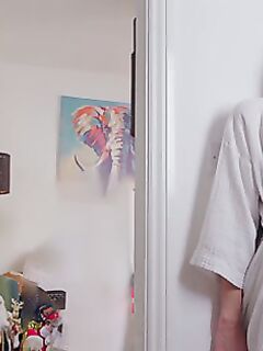 Мастурбирует