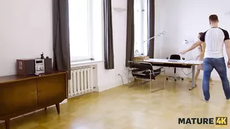 Зрелая MATURE4K мамка отдалась в офисе
