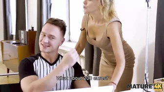Зрелая MATURE4K мамка отдалась в офисе