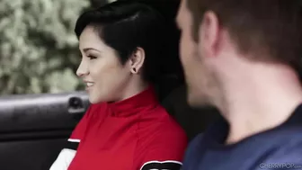 Мой зрелый сосед женат, но все равно меня трахнул