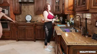 Голый пасынок снял с милфы штаны