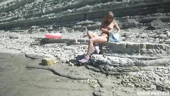 Sasha Bikeyeva получает русский оргазм на берегу черного моря