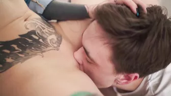 Лижи мне клитор за спиной у моего парня