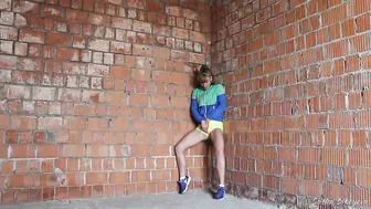 Рабочий на стройки поймал меня на мастурбации