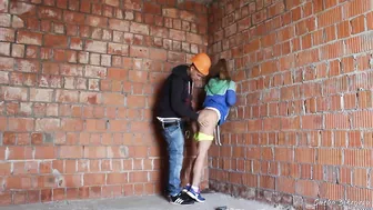 Рабочий на стройки поймал меня на мастурбации