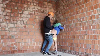 Рабочий на стройки поймал меня на мастурбации