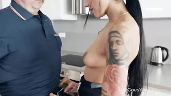 Секс зрелого мужчины с молодой девушкой на кухне