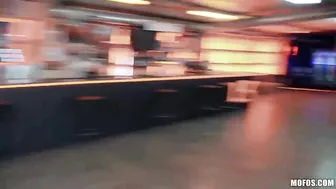 Красивая милфа бармен, согласилась на секс за деньги