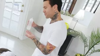 Татуированный массажист и гламурная мамочка