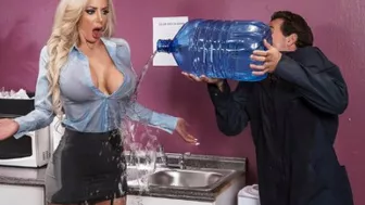 Коллега, мамочка и кулер с водой