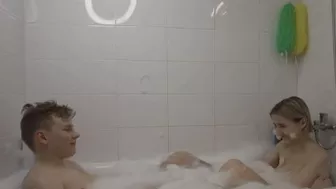Игры в ванной превратились в любительский секс