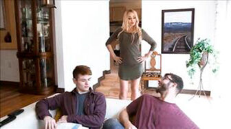 Поимел гламурную мамку друга на кухне прямо в жопу