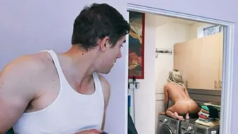 Мачеха мастурбирует в прачечной