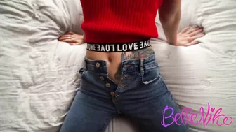 Так сильно хотела в попку, что даже джинсы не сняла