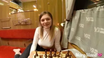 Соседка по купе, согласилась сыграть в шахматы