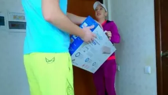 Девушка курьер раком отработала свою ошибку