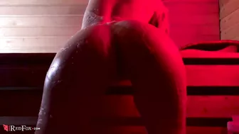 Татуированная подрочила мне в сауне