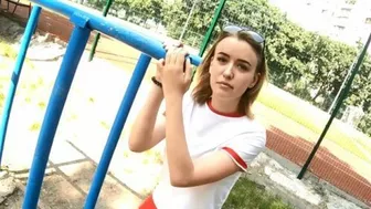 Студентка сделала минет на улице своему тренеру