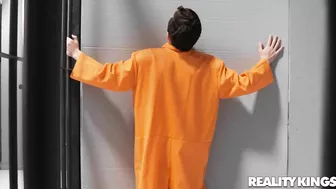 Проделал дырку в камере, чтобы трахать сокамерниц