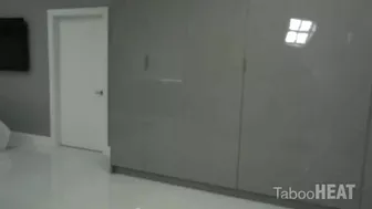 Вечно застревающая мамина подруга