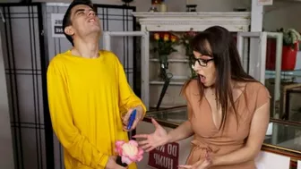 Продавщица увидела как я трахаю цветок