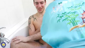 Помыла пасынка и дала в попку