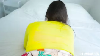 Красивая мачеха в одном полотенце