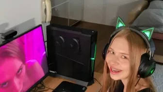 Увидел как сводная сестра смотрит порно