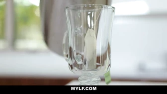 Увидела в душе парня своей дочери