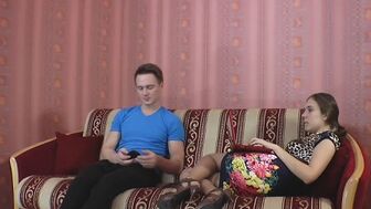 Интересно, у моей сводной сестры волосатая киска или нет