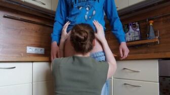 Русская мачеха решила у меня отсосать на кухне