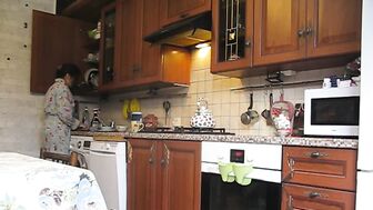 Поставил камеру на кухне, чтобы та сняла секс с русской милфой