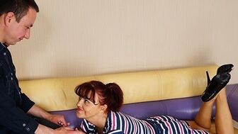 Соседская зрелая мамка надела для меня красные трусы