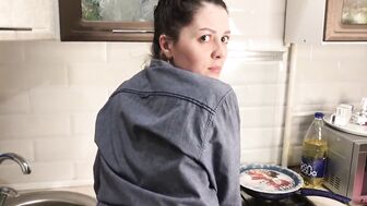 Зашел голым на кухню и засадил мачехи, которая мыла посуду