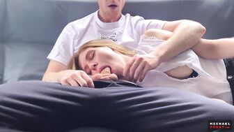 Спящей мачехи, засунули член в рот, но она сделала вид, что дальше спит