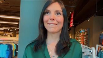 Милфа консультант, отвела меня в примерочную