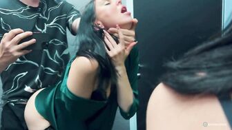 Милфа консультант, отвела меня в примерочную