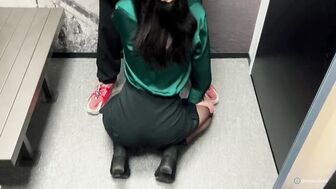 Милфа консультант, отвела меня в примерочную