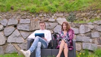 Милфа влюбилась в молодого парнишку и теперь изменяет своему мужу