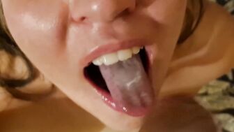 Жена хочет сделать минетик уставшему мужу