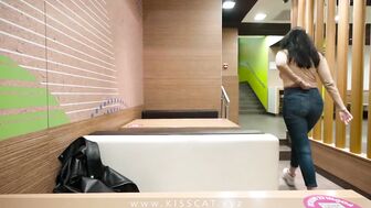 Рискованный минет в кафе с русской мачехой