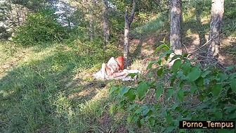 Подглядывает за соседской милфой, которая заблудилась в лесу