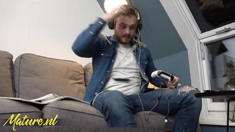 С помощью куни, мачеха пытается вылечить мою зависимость