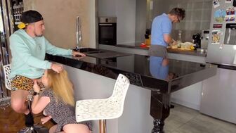 Как только муж отвернулся, жена отсосала у своего бывшего