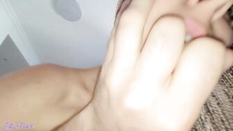 Молодая милфа соблазнила пасынка сиськами и афрокосичками