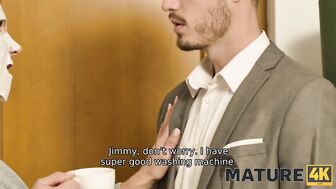 Пришел к соседке, чтобы она помогла завязать галстук