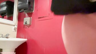 Кудрявой милфе понравилось трахаться в грязном туалете