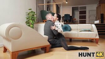 Выбрал красивую подругу, а второй оставалось только подглядывать