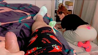 Попытался незаметно подрочить на мачеху, но не прокатило