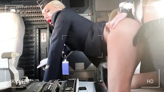Два пилота трахнули милфу стюардессу прямо в самолёте